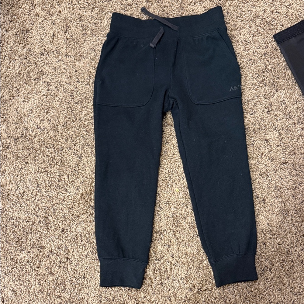 Girls Abercrombie 5/6 sweatpants excellent condition.
